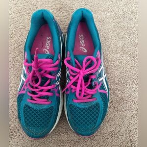 ASICS ladies sneakers size 8 nearly new
